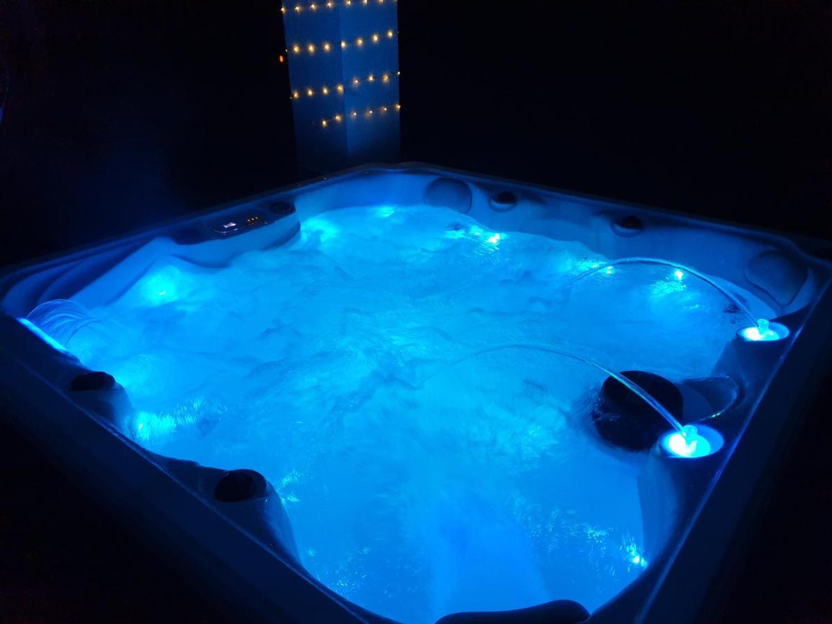Lions Lodge: Great Location With Hot Tub Ringwood Buitenkant foto