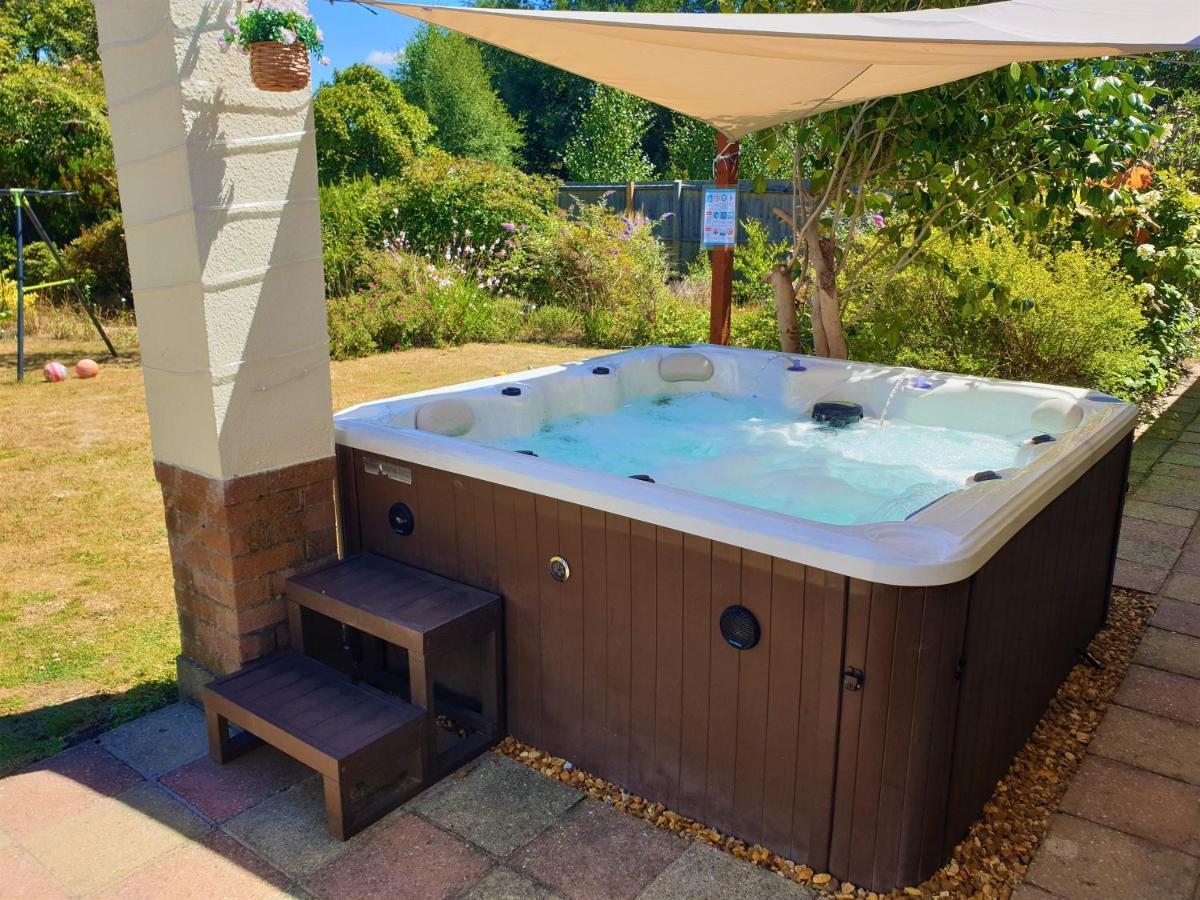 Lions Lodge: Great Location With Hot Tub Ringwood Buitenkant foto