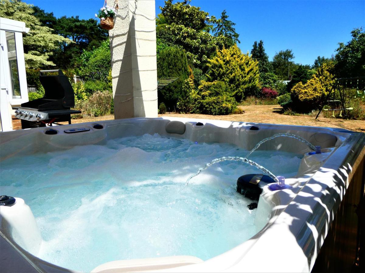 Lions Lodge: Great Location With Hot Tub Ringwood Buitenkant foto
